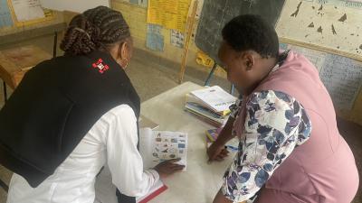 Two women look at Kentalis sign language assessment ool